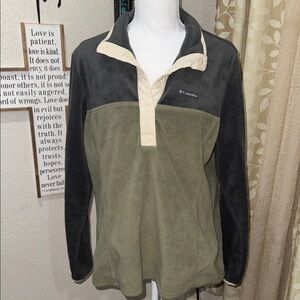 Columbia Women’s Sweater - Olive and Black